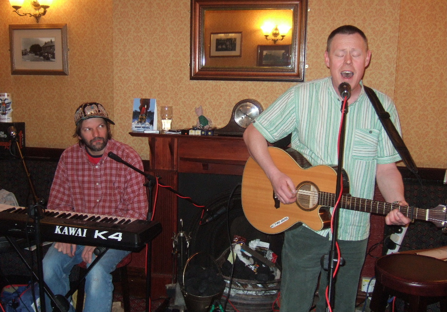 Cookie singing with Alan Robinson at the  keyboard but not actually playing at the Travellers Rest Draycott